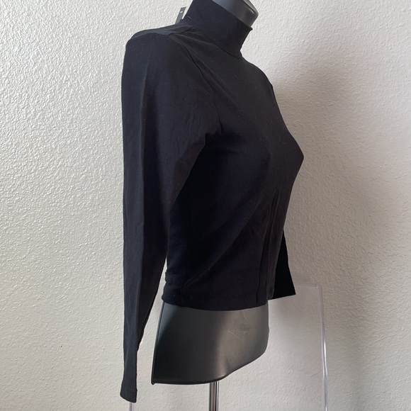 Ambiance Apparel Small top with gurgle neck. - Picture 3 of 6